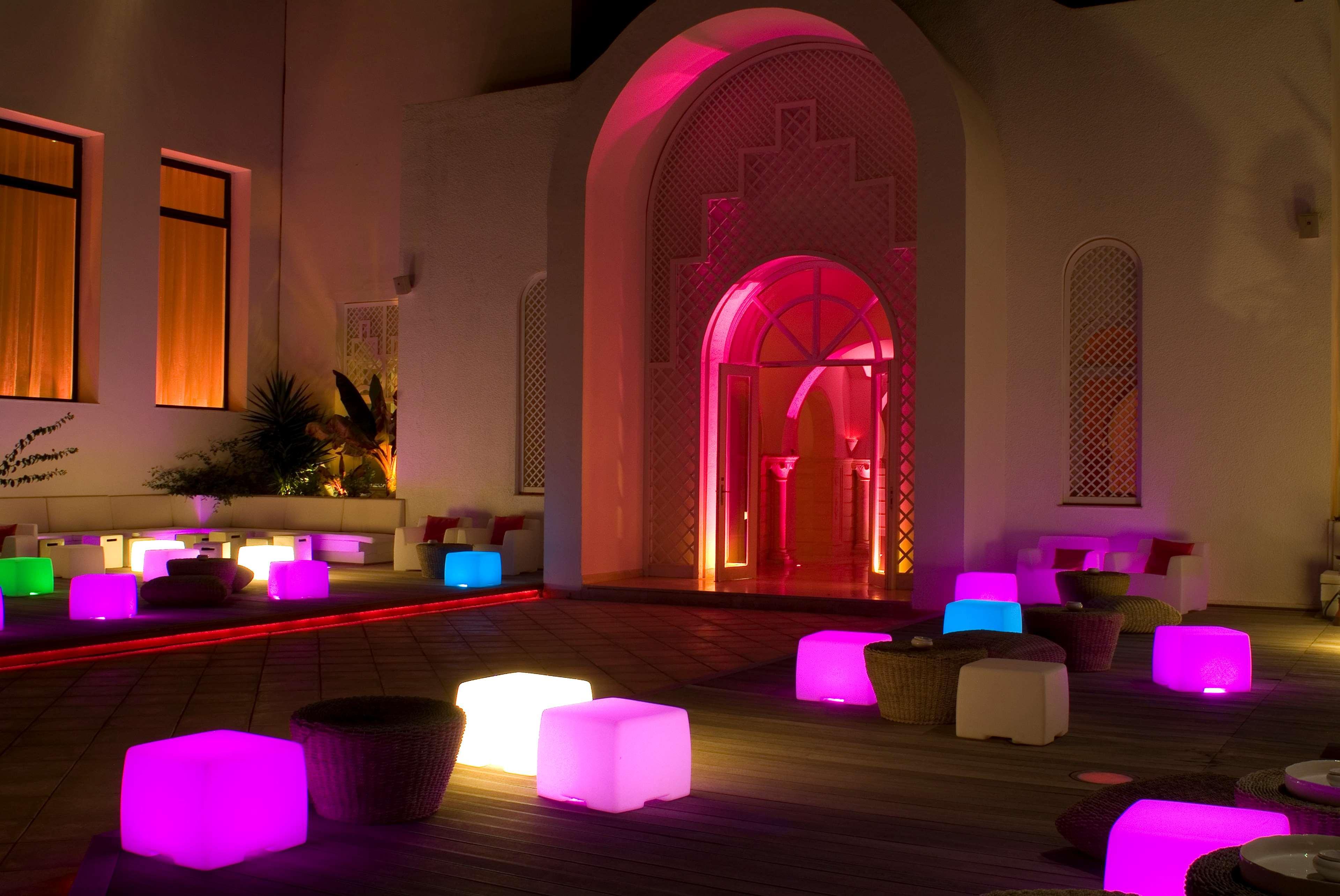 Radisson Blu Palace Resort & Thalasso, Djerba Mezraia Dış mekan fotoğraf The interior of the nightclub