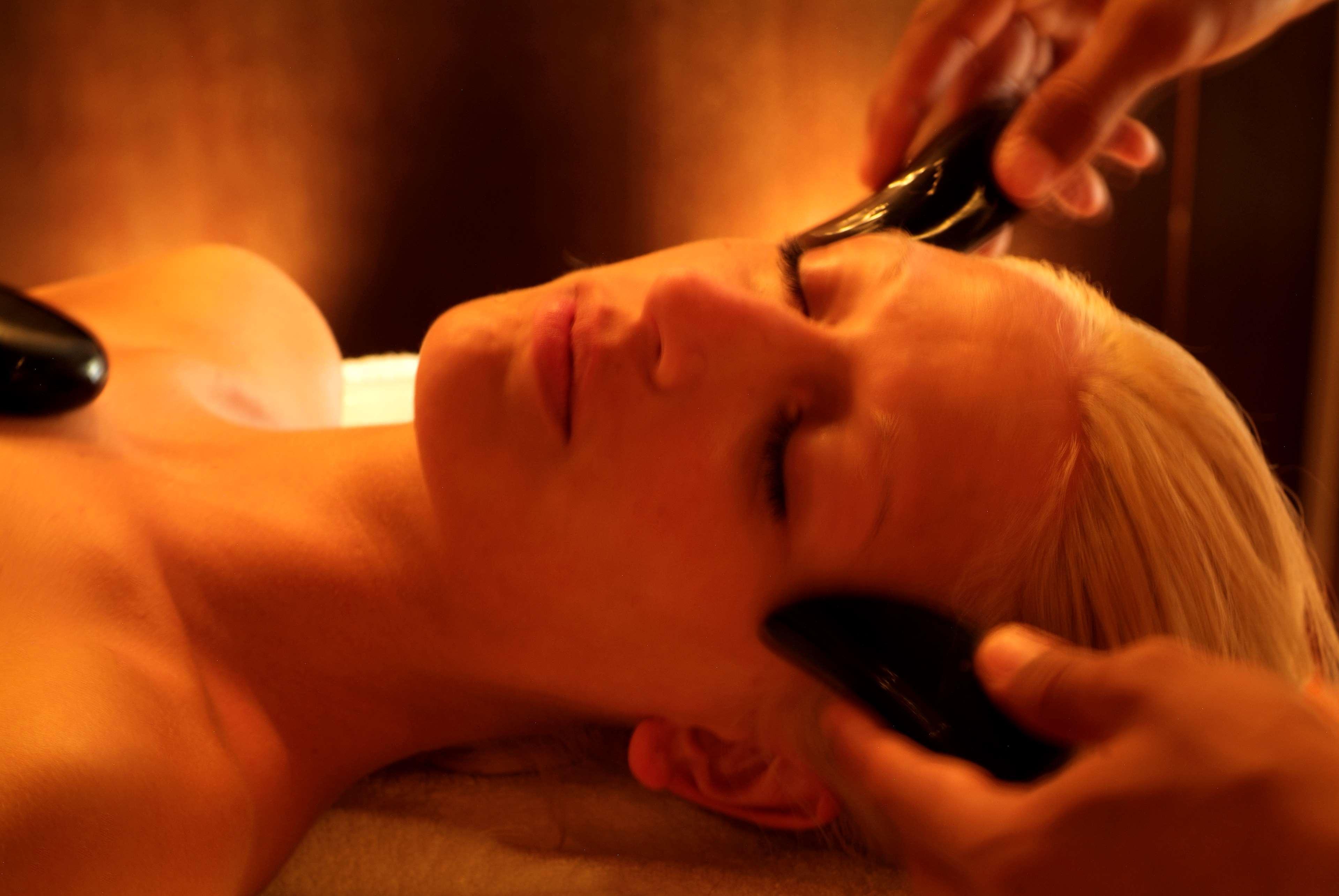 Radisson Blu Palace Resort & Thalasso, Djerba Mezraia Dış mekan fotoğraf A woman receiving a facial stone massage