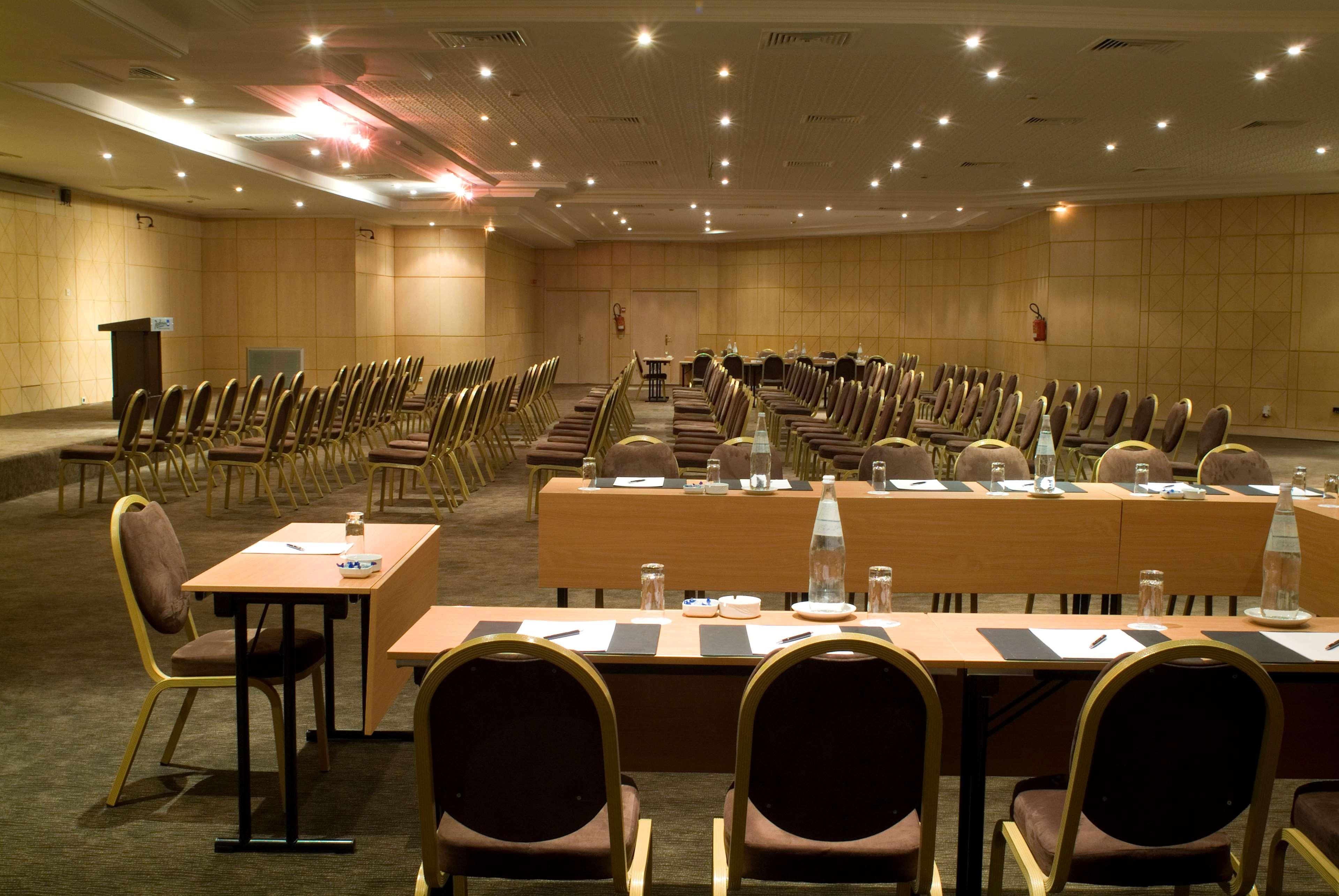 Radisson Blu Palace Resort & Thalasso, Djerba Mezraia Dış mekan fotoğraf The conference room of the European University