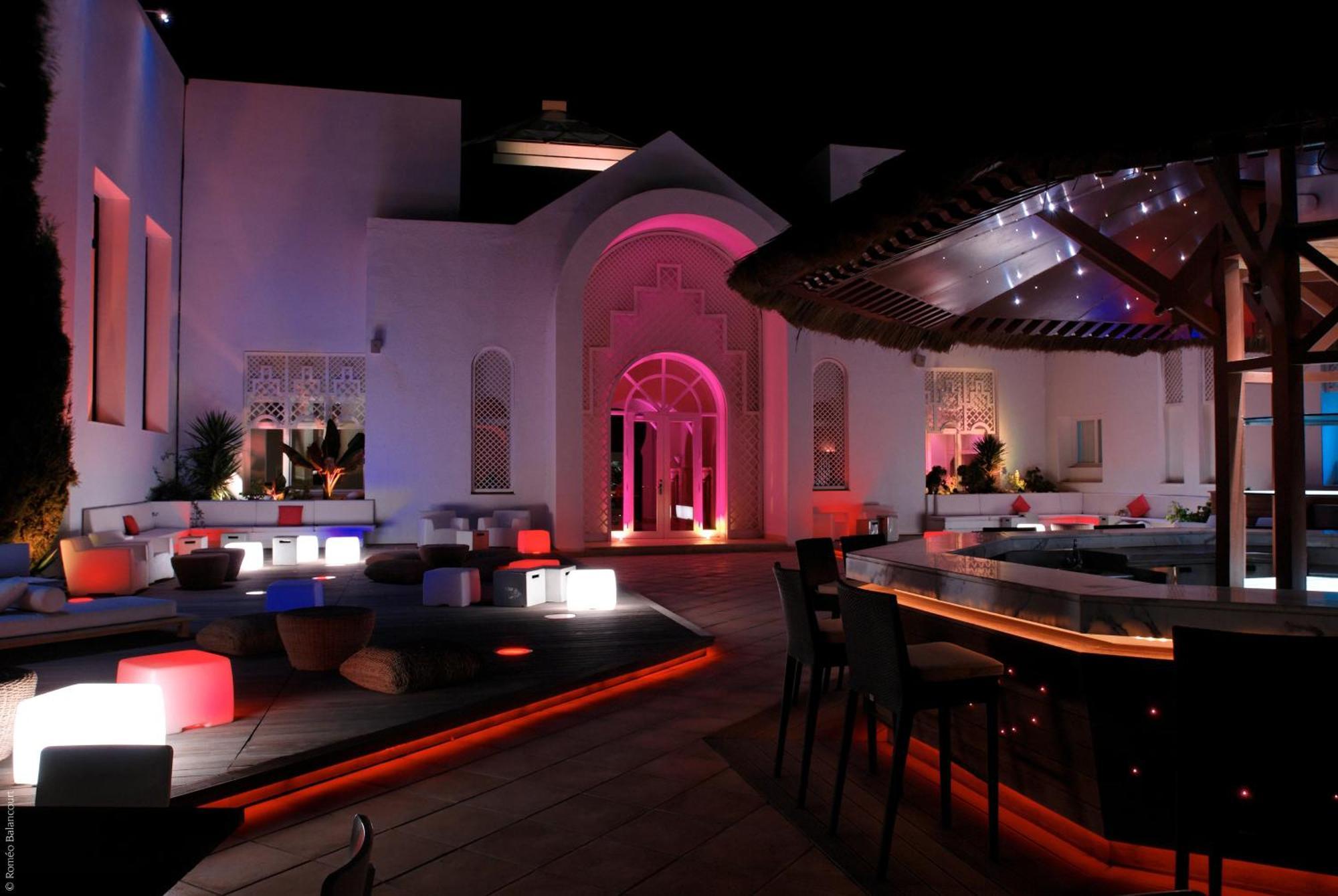Radisson Blu Palace Resort & Thalasso, Djerba Mezraia Dış mekan fotoğraf The bar at the nightclub