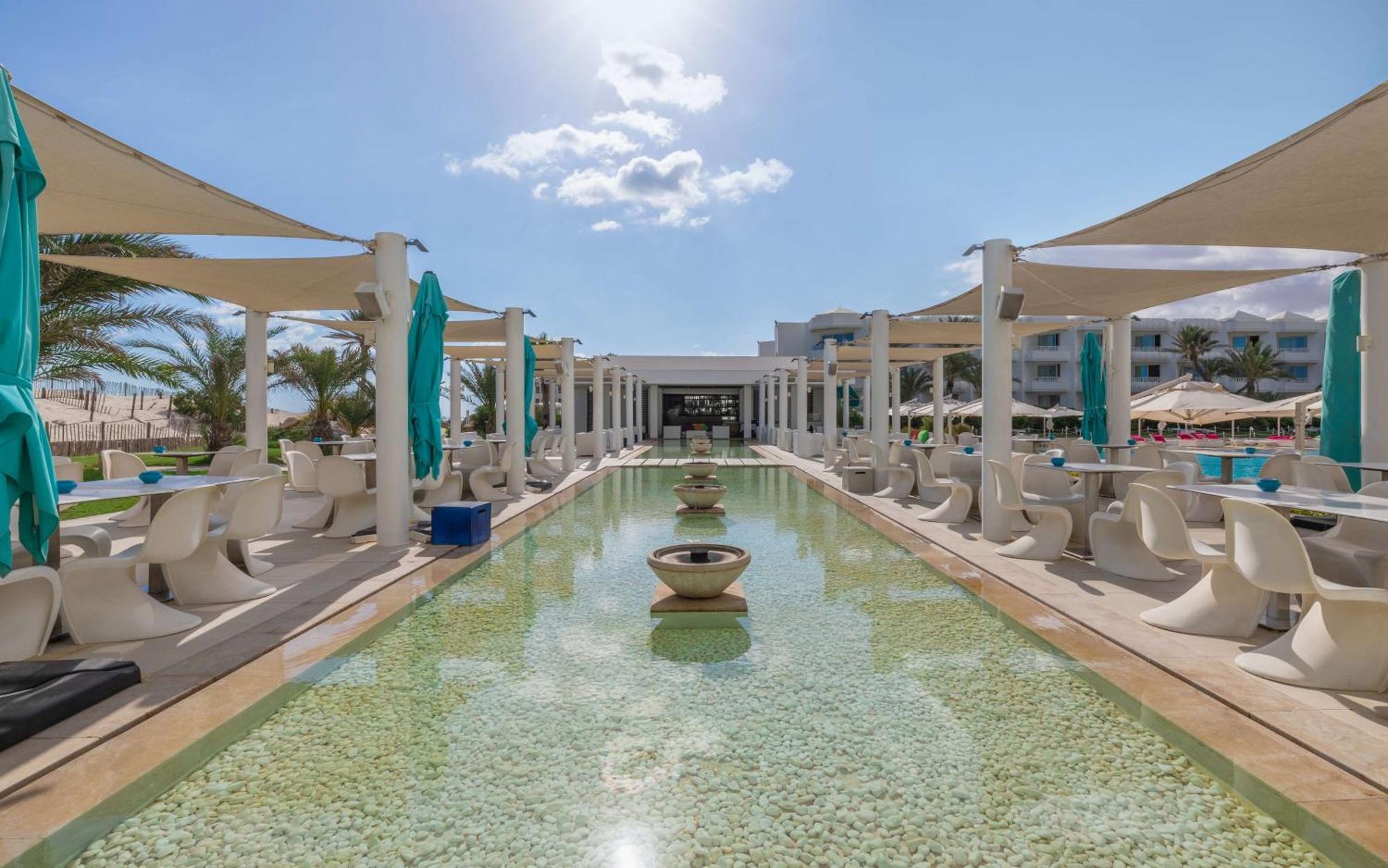Radisson Blu Palace Resort & Thalasso, Djerba Mezraia Dış mekan fotoğraf The resort's main pool